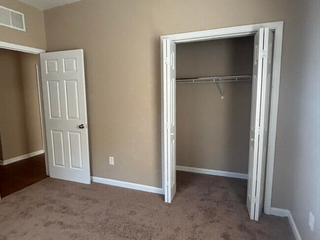 Building Photo - 2757 Kennedy Dr