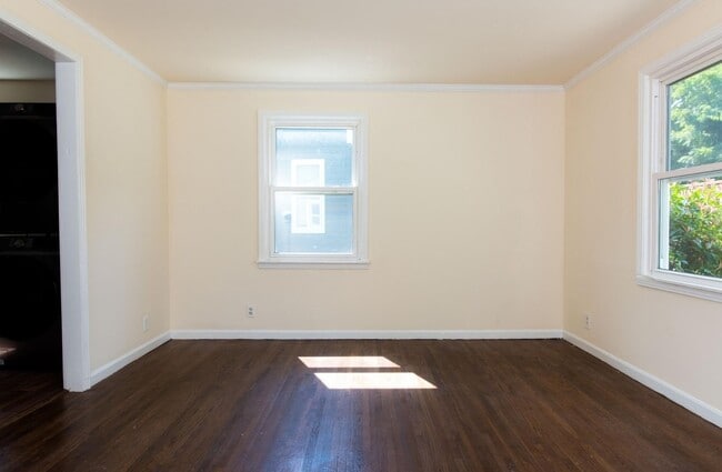 Living room - 2226 Cruzen St