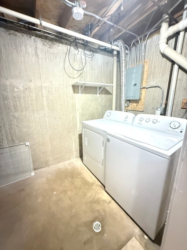 Building Photo - 107 Colonial Pkwy