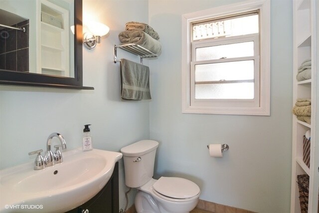 Building Photo - 1359 W Hubbard St