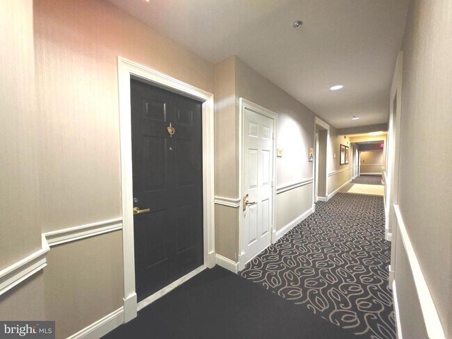 Building Photo - 1645 International Dr