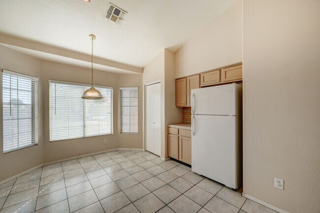 Building Photo - AVAILABLE NOW!!!!!