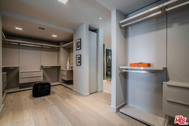 Building Photo - 2391 Roscomare Rd