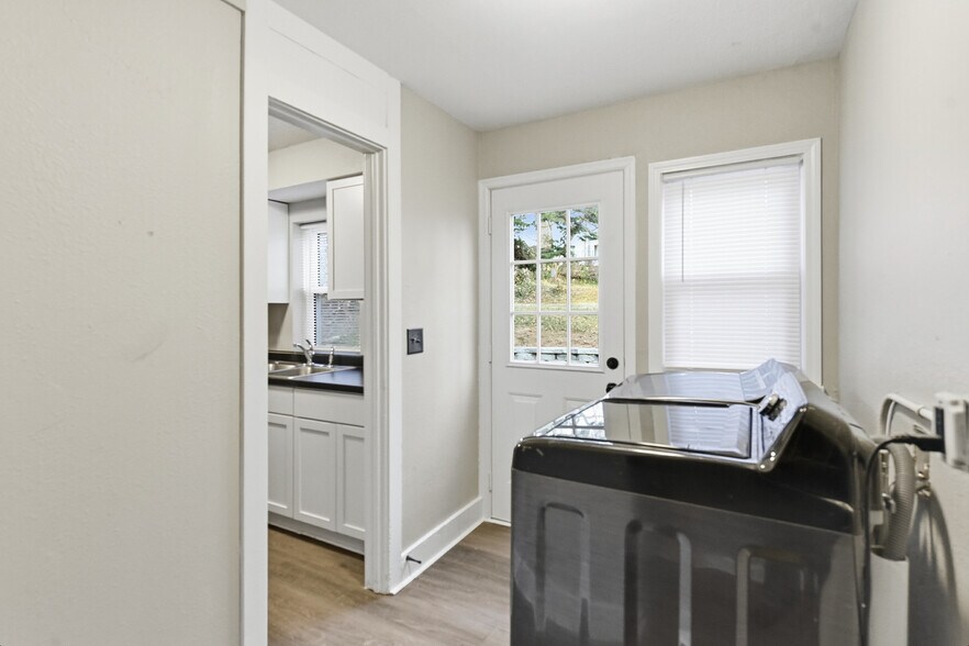 Building Photo - 4677 N 60th St