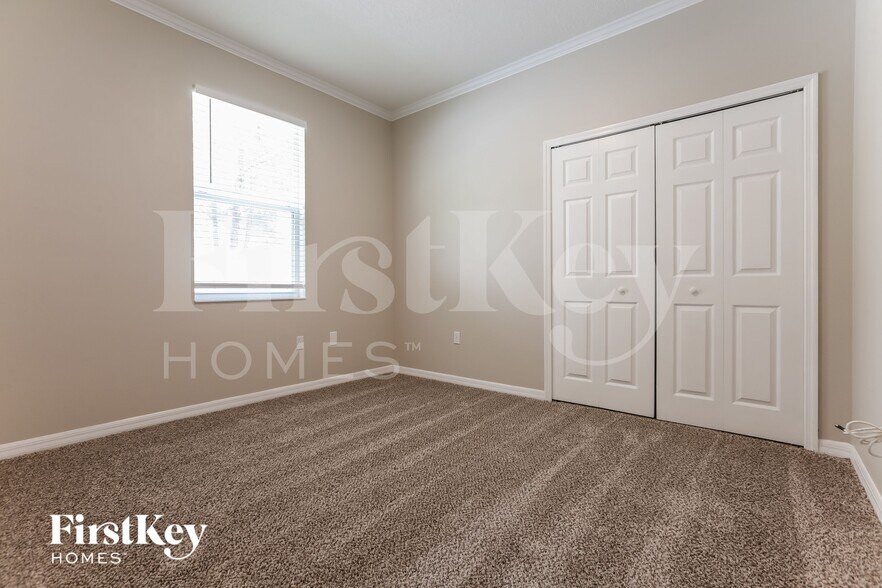 Building Photo - 5624 Lexington Dr