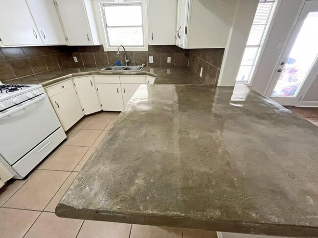 Building Photo - 701 Gardenia Ln