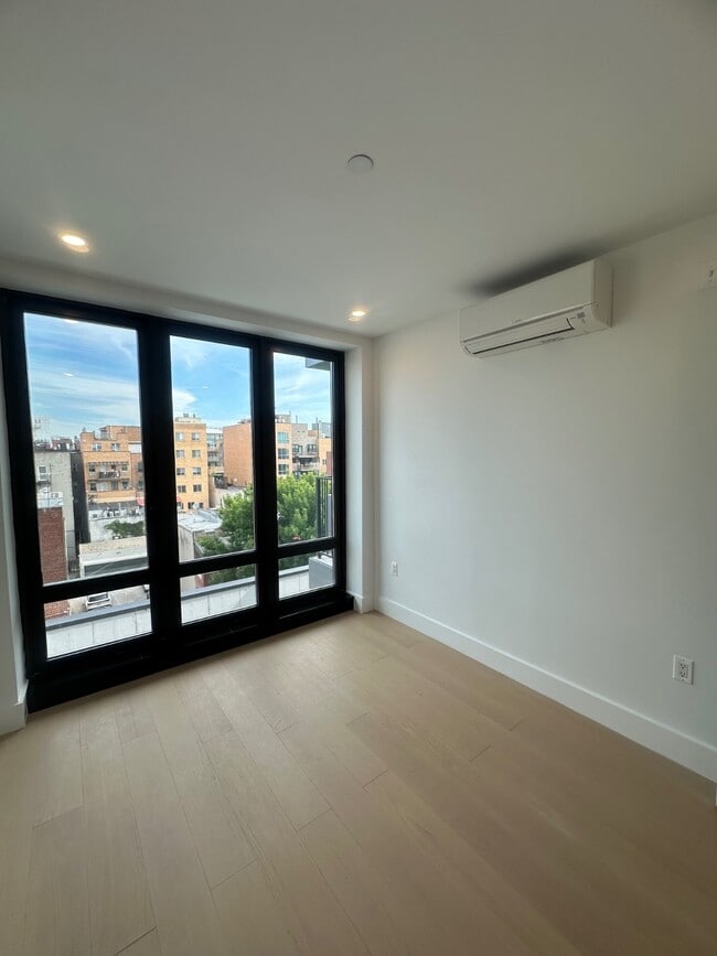 Building Photo - 916 58th St