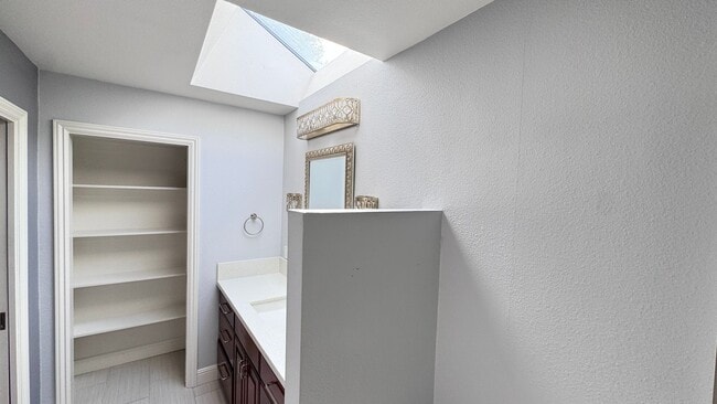 Building Photo - Upgraded 2 bedroom with bonus room
