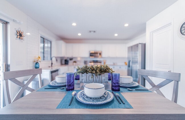 Building Photo - 1550 N Desert Willow St