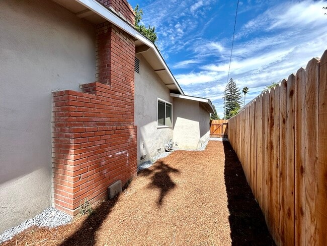 Building Photo - Beautiful 3 bedroom 2 Bathroom For Rent in...
