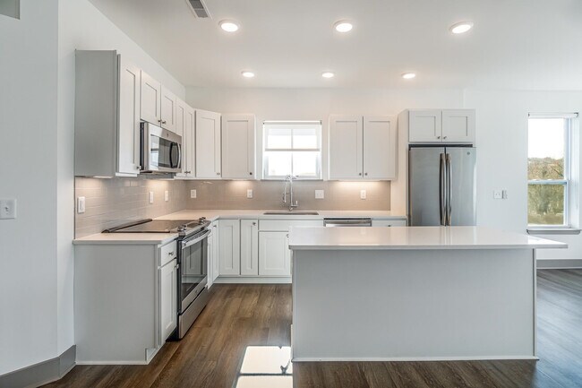 Building Photo - 256 Manhattan Blvd