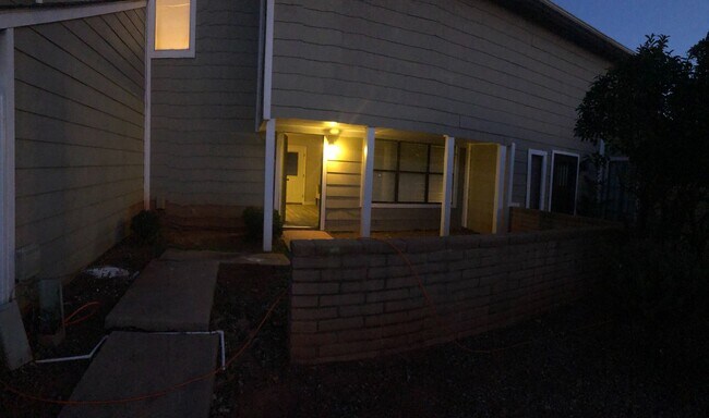 Building Photo - 2 bed & 2 bath Condo. 2 car garage.