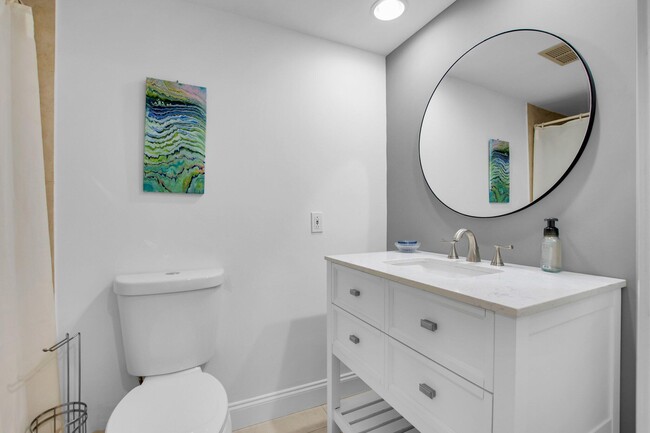 Building Photo - 1222 Hillsboro Mile