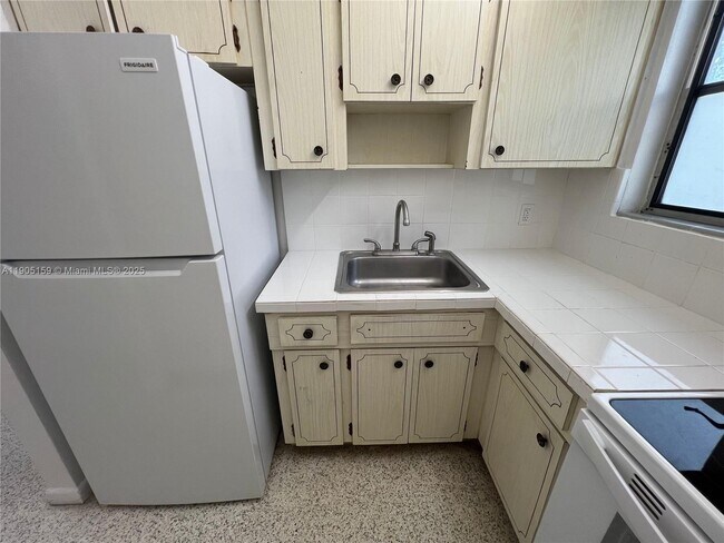 Building Photo - 675 SW 7th Ave