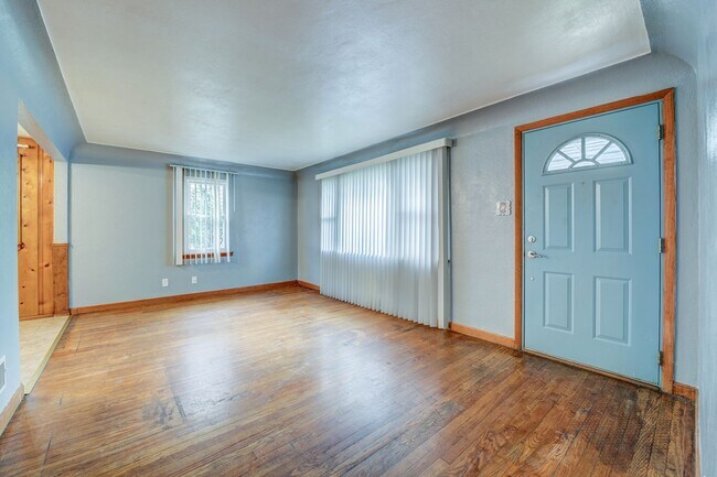 Building Photo - 3-Bedroom Home with Hardwood Floors & Fenced Yard in St. Louis