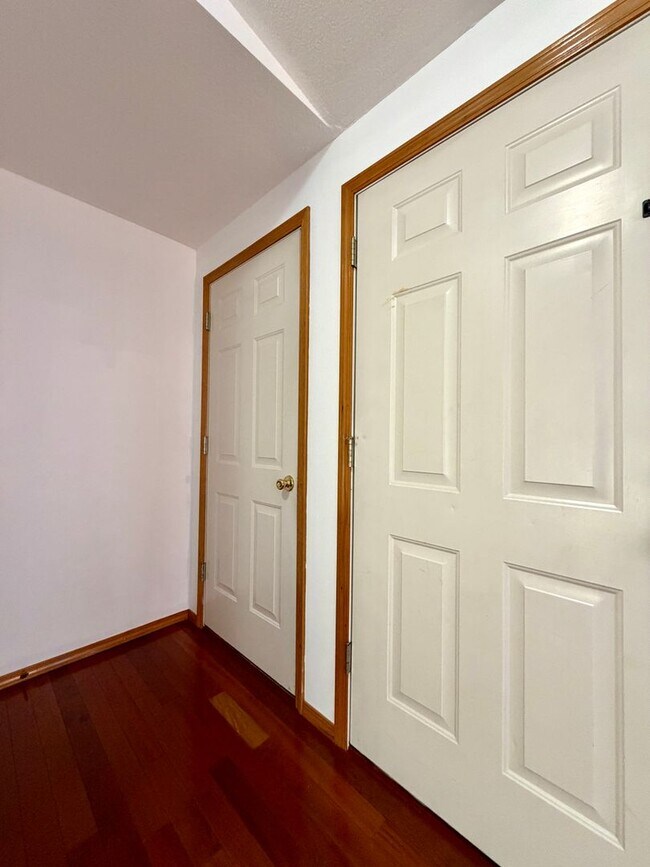 Building Photo - **$500 OFF THE FIRST MONTH'S RENT** Cozy R...