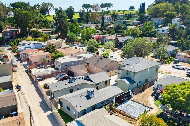 Building Photo - 4042 Somers Ave