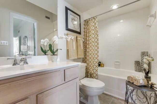 Building Photo - Exclusive 2-Bed | 100% Off First Month!