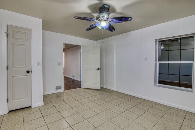 Building Photo - 8613 Kingsway Dr