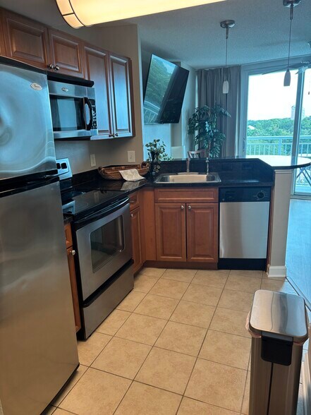 Building Photo - 215 77th Ave N