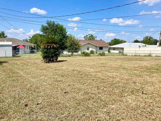 Building Photo - Available Now! 2 bedroom, 1.5 bath home wi...