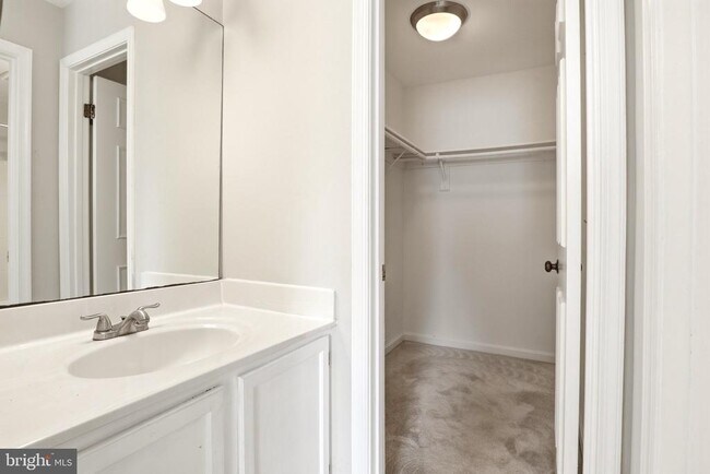 Building Photo - 6088 Heatherwood Dr