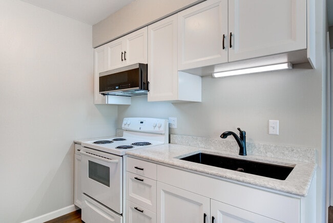 Building Photo - 305 Maple Ave