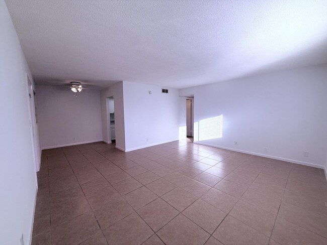 Building Photo - 402 Lake Shore Dr