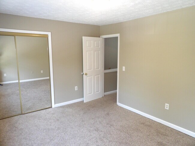 Building Photo - 244 Meadowview Dr