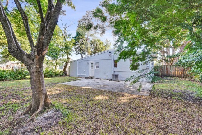 Building Photo - 119 SW 22nd Ave