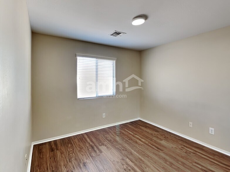 Building Photo - 5330 W Albeniz Pl