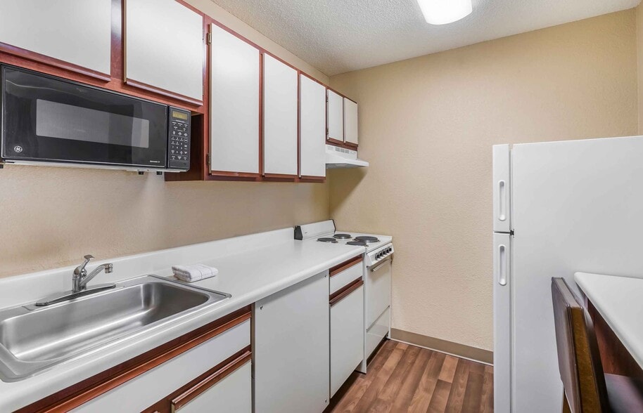 Building Photo - Furnished Studio-Des Moines - West Des Moines