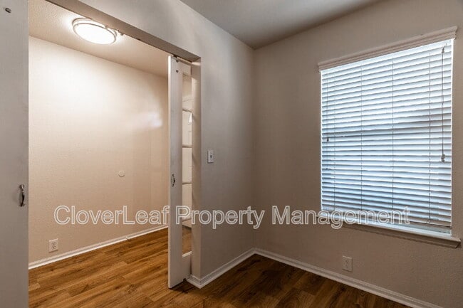Building Photo - 802 Amber Knoll