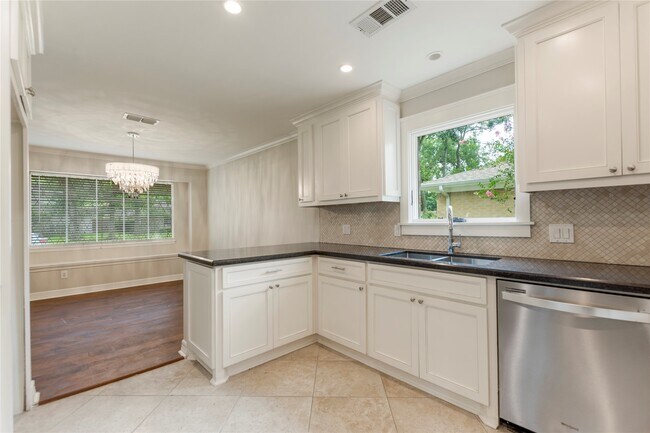 Building Photo - 402 Forest Lake Dr