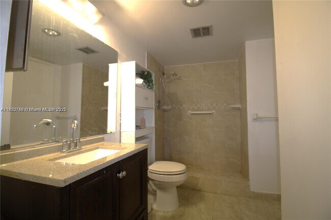 Building Photo - 4168 Inverrary Dr