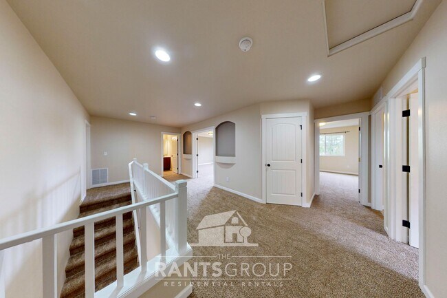 Building Photo - Gorgeous 4 Bed/2.5 Bath Pet-Free Home in Horizon Pointe!