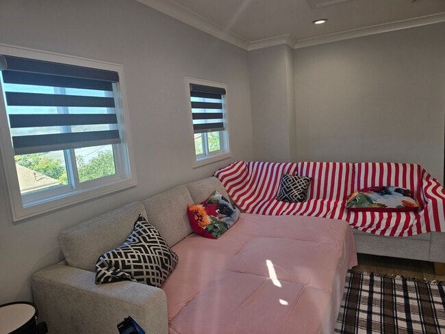 Building Photo - Fully Furnished 2 Bed, 2 Bath Townhome – 5...