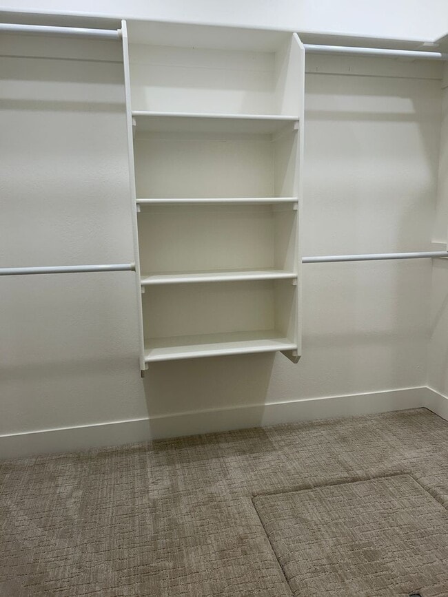 Building Photo - Custom Condo in Hamilton