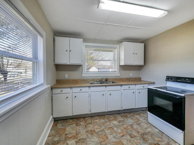 Building Photo - 2 BR 1 BA house for Rent