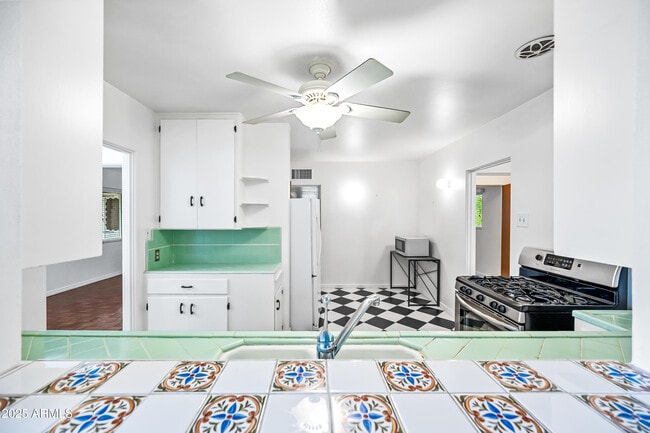 Building Photo - 4039 E Cambridge Ave