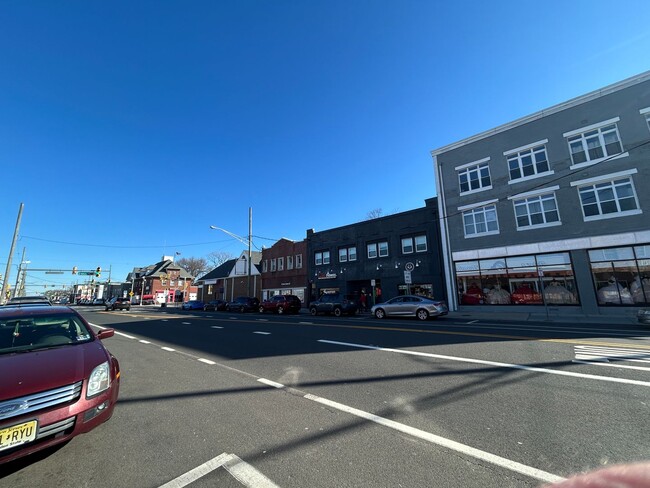 Building Photo - Gorgeous 3 bedroom 1 1/2 bathroom Single F...