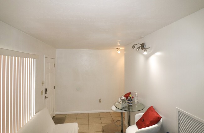 Building Photo - 2300 SW 43rd St
