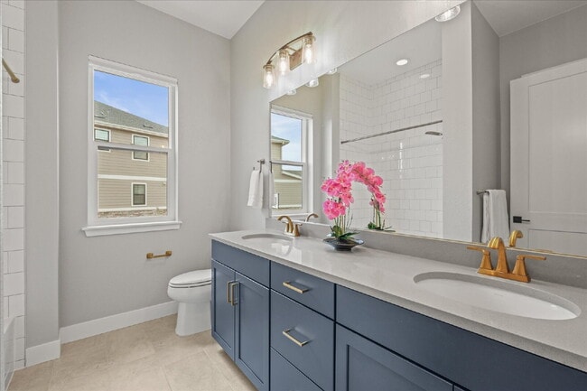 Building Photo - $7,495.00, Stunning 6 bed, 5 bath Ranch-St...