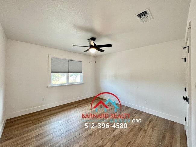 Building Photo - Country Living At It's Finest!