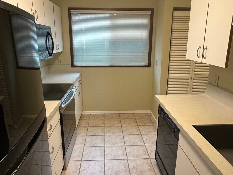 Kitchen, facing north - 7511 N Edgewater Ave