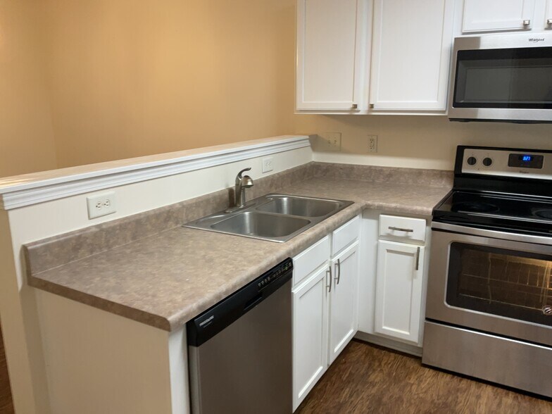 Building Photo - 7005 Sunman Rd