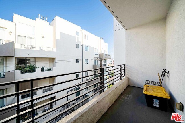 Building Photo - 1046 Serrano Ave