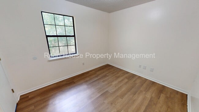 Building Photo - 111 Oakridge Cir