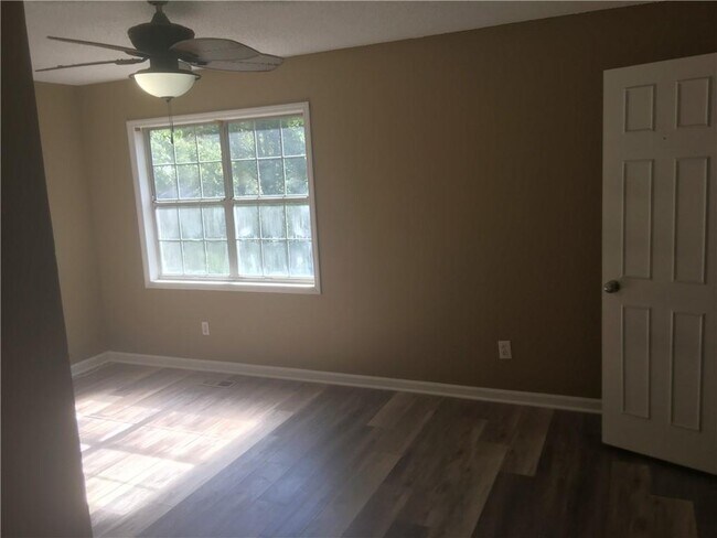 Building Photo - 335 Hamilton Ct