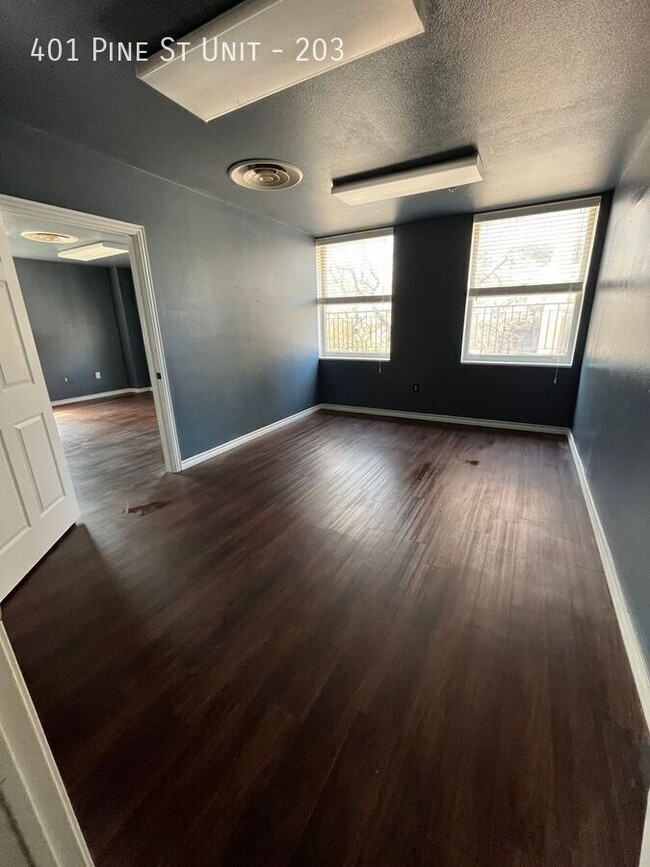 Building Photo - 401 Pine St